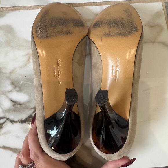 Salvatore Ferragamo Suede Pumps Size 9.5 Khaki Beige Lucite Tortoiseshell Heels - Picture 8 of 12